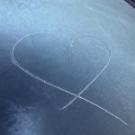 Szron na szybie samochodowej