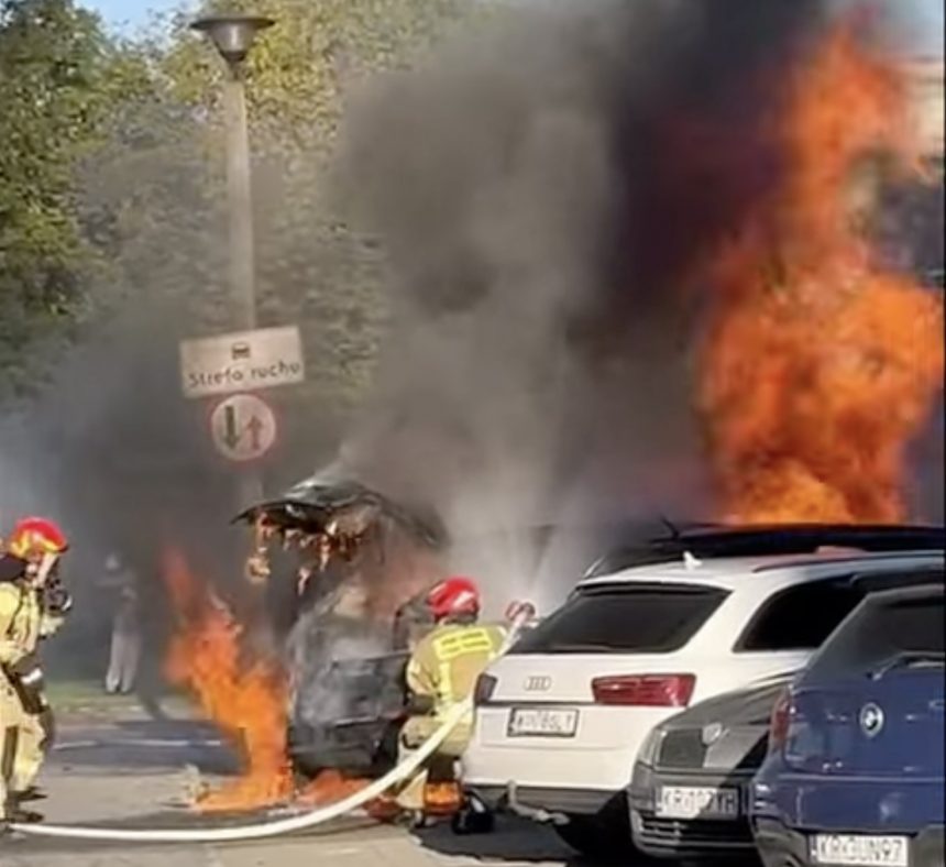 Pożar samochodu w Nowej Hucie (fot. Patrol998-Małopolska)