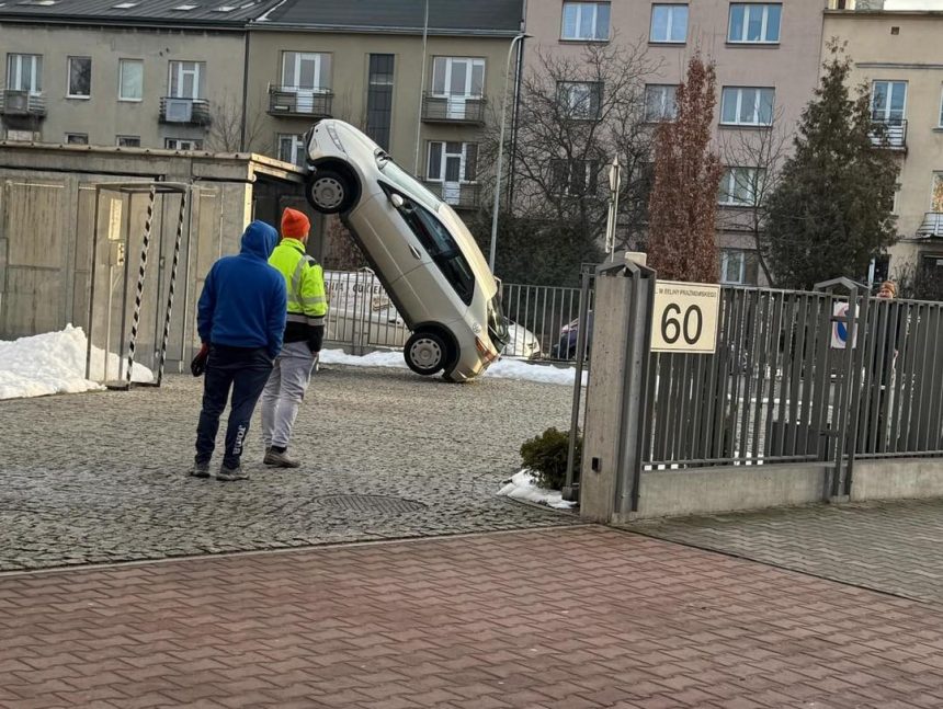 (fot. Facebook / Patrol998-Małopolska, Pomoc Drogowa Kraków, Sprint-Car)