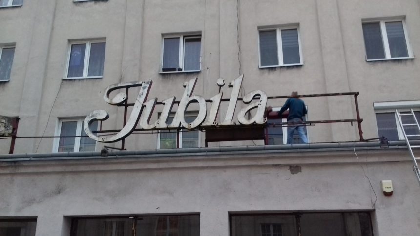 Neon Jubilatka (fot. Zarząd Budynków Komunalnych w Krakowie)