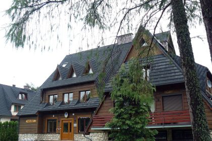 (fot. Wikipedia / Budynek Tatrzańskiego Ochotniczego Pogotowia Ratunkowego w Zakopanem)