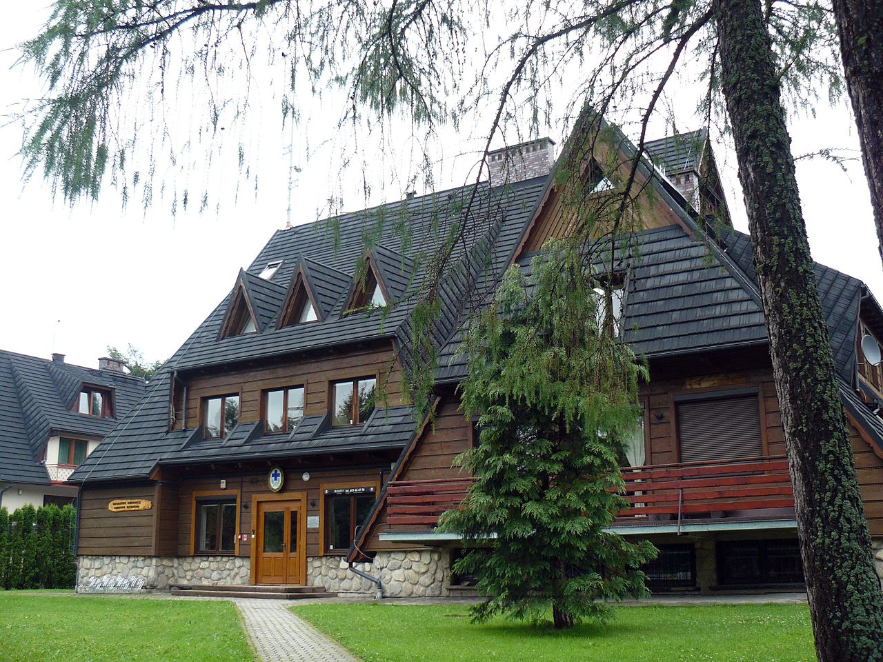 (fot. Wikipedia / Budynek Tatrzańskiego Ochotniczego Pogotowia Ratunkowego w Zakopanem)