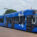 Tramwaj z flagą (fot. Miejskie Przedsiębiorstwo Komunikacyjne S.A. w Krakowie)