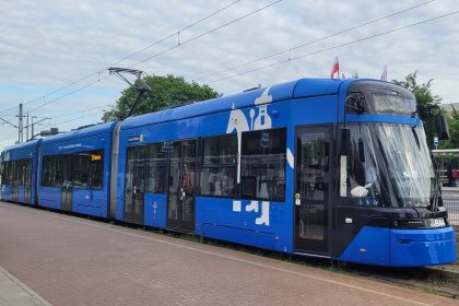 Tramwaj z flagą (fot. Miejskie Przedsiębiorstwo Komunikacyjne S.A. w Krakowie)