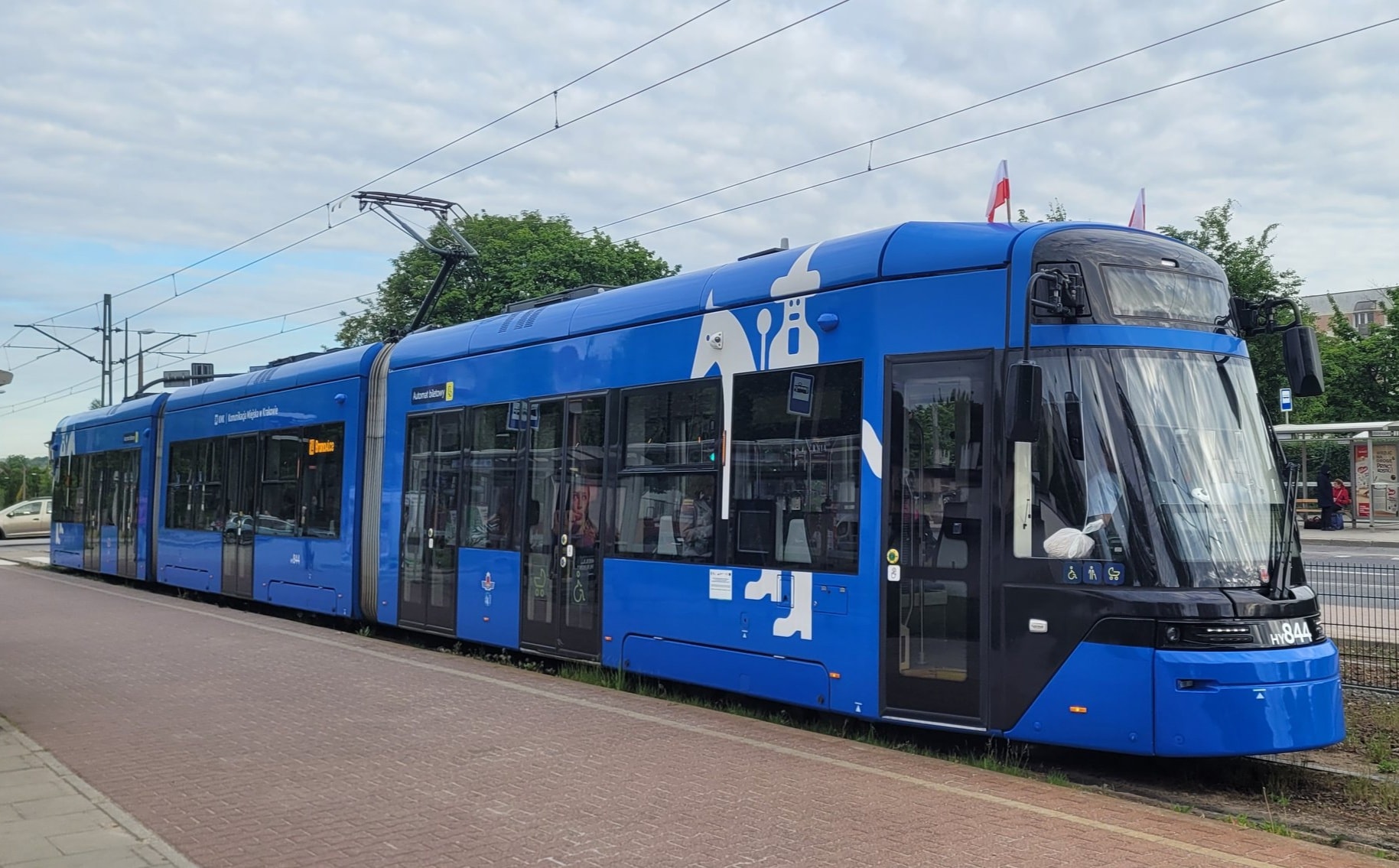 Tramwaj z flagą (fot. Miejskie Przedsiębiorstwo Komunikacyjne S.A. w Krakowie)