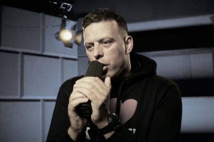 Radny Rafał Nowak rapuje (fot. Youtube)