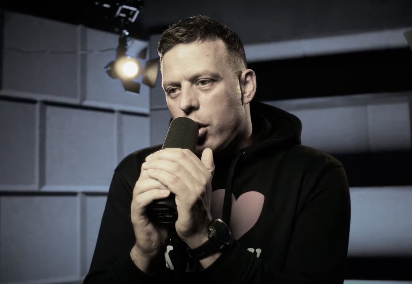 Radny Rafał Nowak rapuje (fot. Youtube)