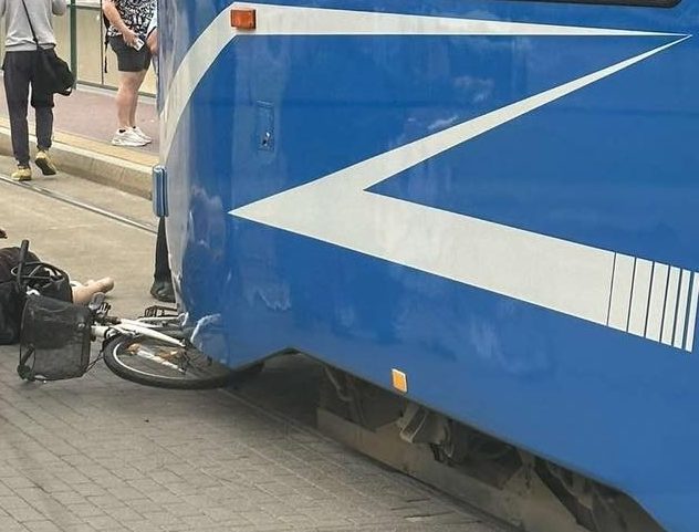 Zderzenie rowerzysty z tramwajem (fot. Platforma Komunikacyjna Krakowa - PKK)