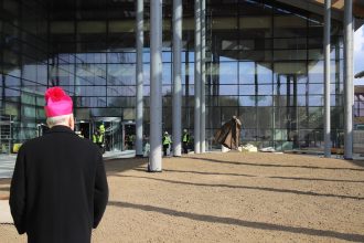 Arcybiskup Marek Jędraszewski na budowie Kampusu Uniwersytetu Papieskiego Jana Pawła II (fot. diecezja.pl)