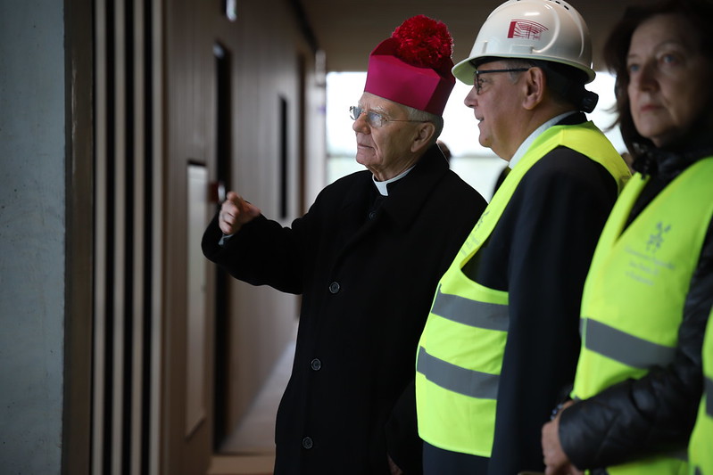 Arcybiskup Marek Jędraszewski na budowie Kampusu Uniwersytetu Papieskiego Jana Pawła II (fot. diecezja.pl)