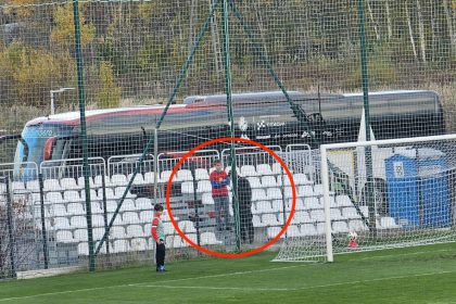Samotny kibic Wisły Kraków w rozmowie z ochroniarzem