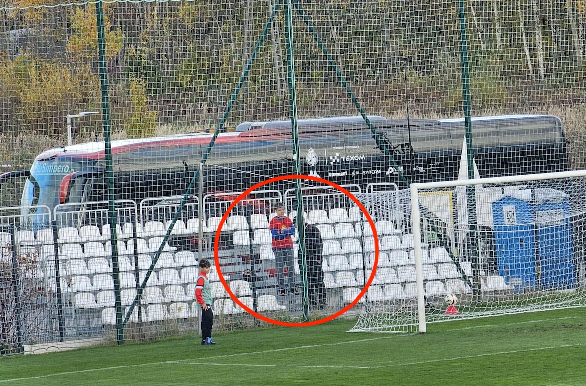 Samotny kibic Wisły Kraków w rozmowie z ochroniarzem