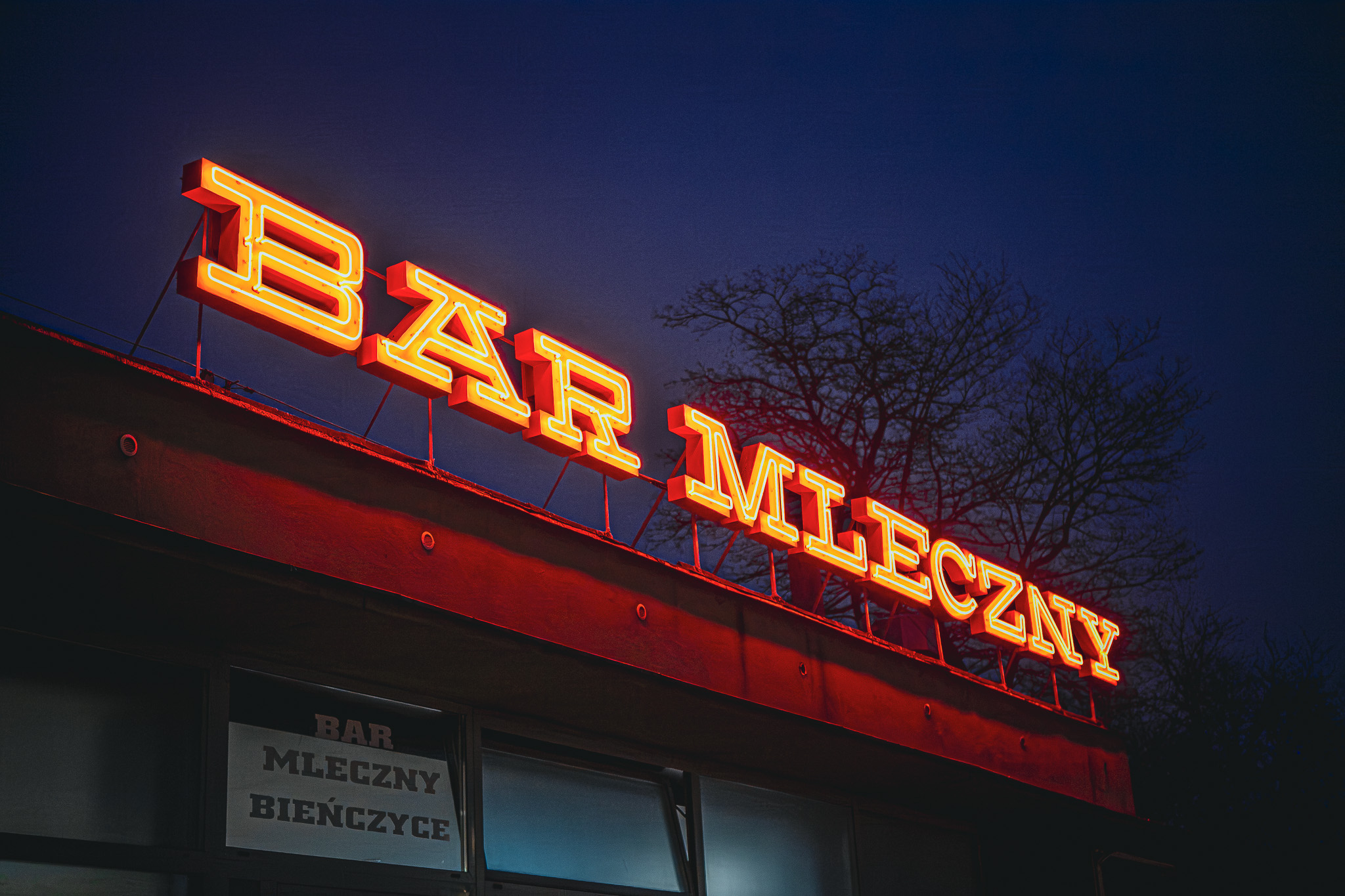 Neon "Bar Mleczny" (fot. Zarząd Budynków Komunalnych w Krakowie)