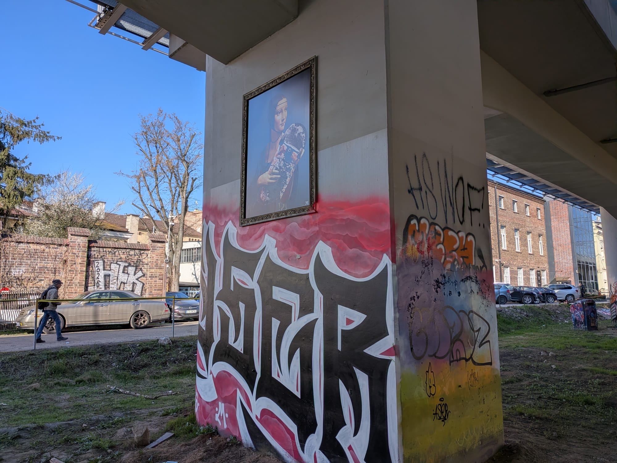 Mural "Dama z deskorolką"