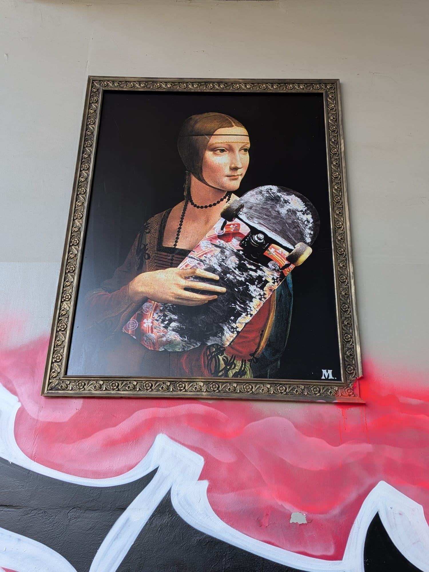 Mural "Dama z deskorolką"