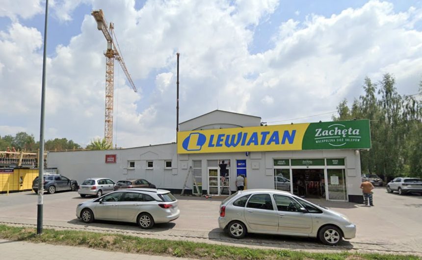 Pawilon handlowy u zbiegu ulic Strzelców i Powstańców (fot. Google Maps)