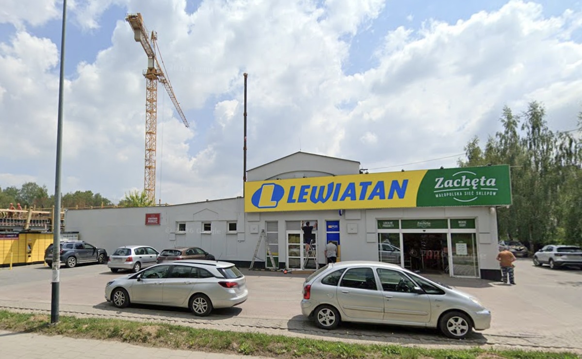 Pawilon handlowy u zbiegu ulic Strzelców i Powstańców (fot. Google Maps)