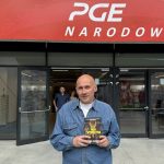 Paweł Fleszar ze swoja powieścią na Stadionie Narodowym, gdzie podczas Warszawskich Targów Książki odbyła się przedpremiera "Pani Zwycięstwa"