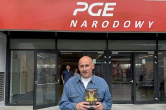 Paweł Fleszar ze swoja powieścią na Stadionie Narodowym, gdzie podczas Warszawskich Targów Książki odbyła się przedpremiera "Pani Zwycięstwa"