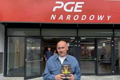 Paweł Fleszar ze swoja powieścią na Stadionie Narodowym, gdzie podczas Warszawskich Targów Książki odbyła się przedpremiera "Pani Zwycięstwa"