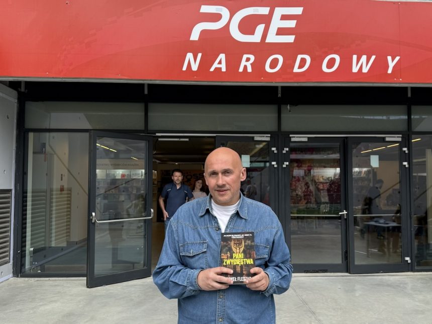 Paweł Fleszar ze swoja powieścią na Stadionie Narodowym, gdzie podczas Warszawskich Targów Książki odbyła się przedpremiera "Pani Zwycięstwa"
