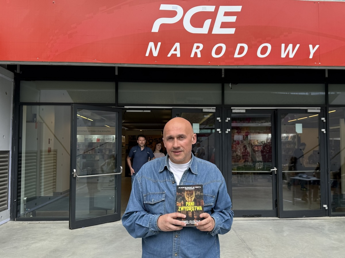 Paweł Fleszar ze swoja powieścią na Stadionie Narodowym, gdzie podczas Warszawskich Targów Książki odbyła się przedpremiera "Pani Zwycięstwa"